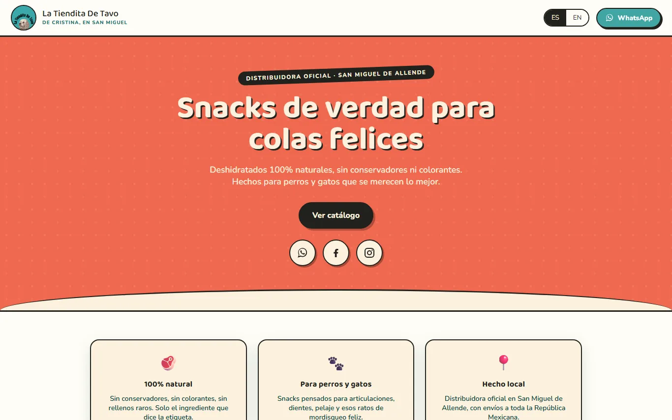 Página de La Tiendita de Tavo vista en computadora: encabezado con logo, botón ES/EN y WhatsApp, y la portada en color coral